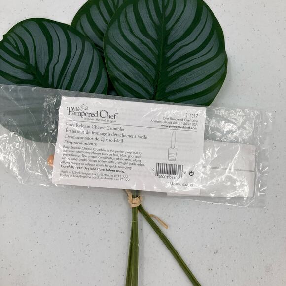 The Pampered Chef 1137 Tan Brown Easy Release Cheese Crumbler Kitchen Prep Tool - Picture 1 of 4